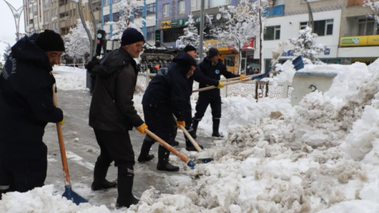 Hakkari'de kar küreme timi aralıksız çalışıyor