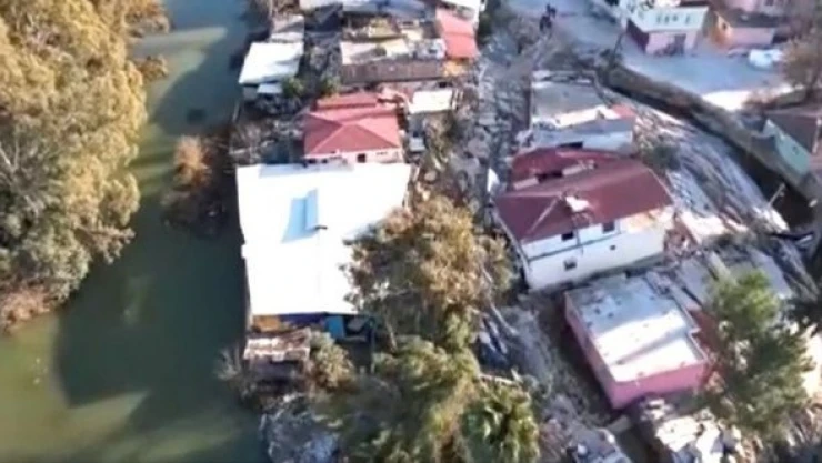 Hatay'da korkutan görüntü: fay hattı köyü ikiye böldü