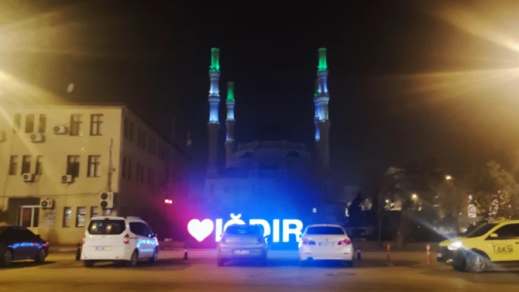 Iğdır'da depremde hayatını kaybedenler için sela okundu