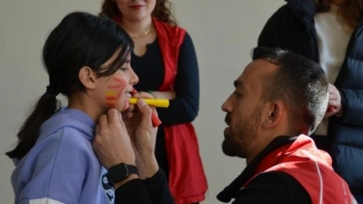 Kars Emniyeti'nden depremzede çocuklara destek