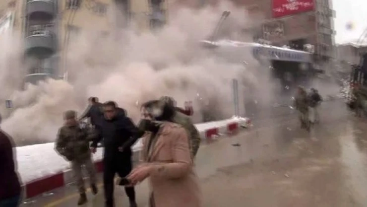 Malatya'da bina canlı yayında oyuncak gibi yıkıldı