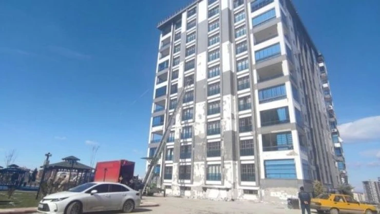 Malatya'da hasarlı binalardan eşya taşınması durduruldu