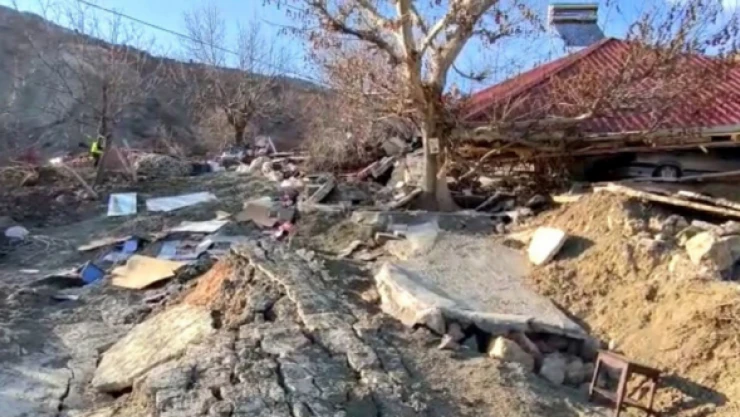 Malatya'da heyelan mezrayı yuttu