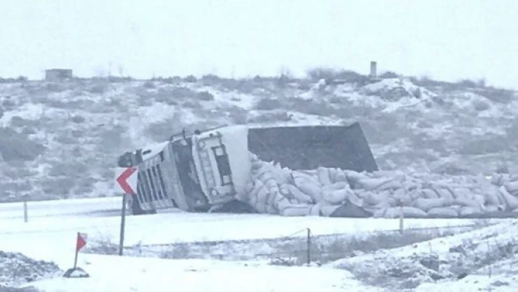 Malatya'da TIR devrildi... Çuvallar yola savruldu