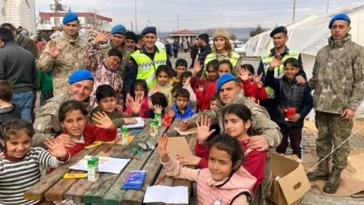 Mehmetçik depremzede çocuklara moral etkinliği düzenledi