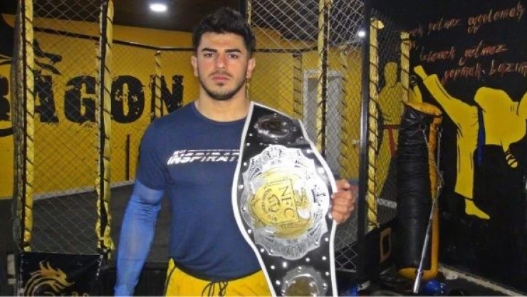 Milli sporcu depremzedeler için kemerini satışa çıkardı