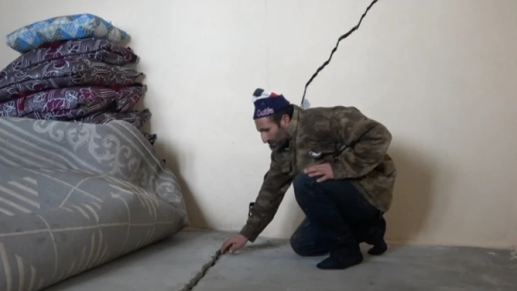 Muş'ta deprem sonrası ev ve ahırlarda hasar meydana geldi