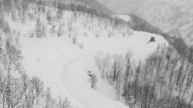 Muş'ta kar yağışı sonrası köy yolları kapandı