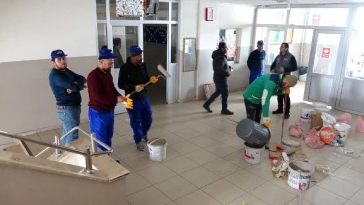 Öğrenci ve öğretmenlerden köy okulunu onardı