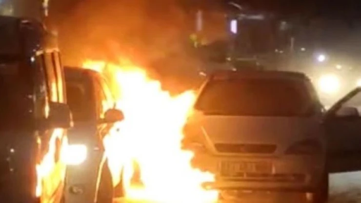 Seyir halindeki otomobil cayır cayır yandı