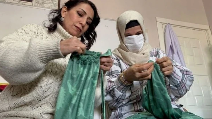 Silopili kadınlar depremzedeler için kıyafet dikiyor