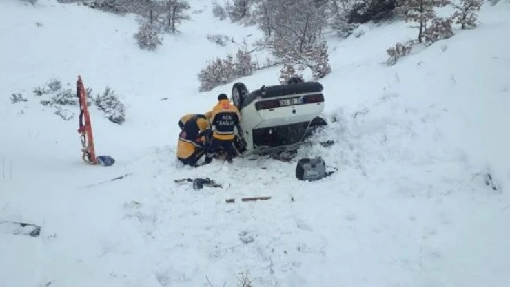 Tunceli'de feci kaza... Otomobil şarampole yuvarlandı