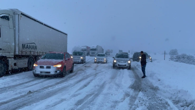Yolda mahsur kalanları AFAD ekipleri kurtardı