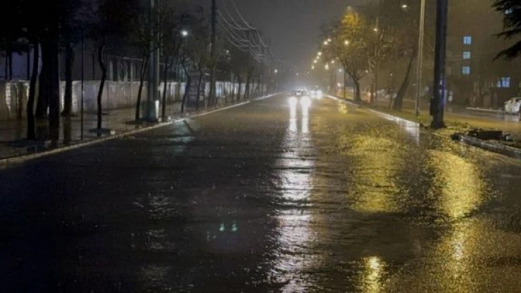 Aşırı yağış yolları göle döndürdü