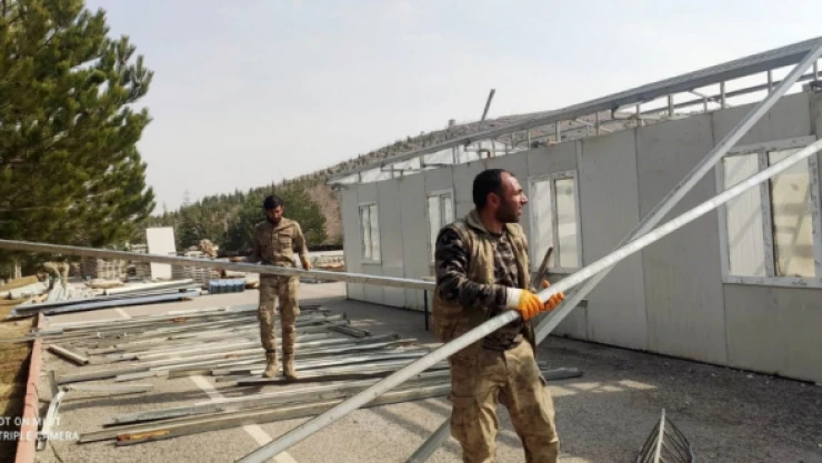 Çemişgezekli güvenlik korucuları depremzedelerin yaralarını sarıyor