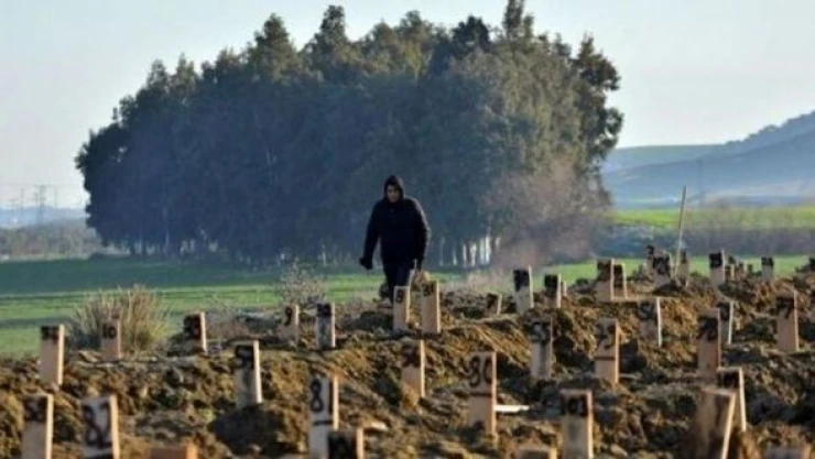 Depremde ölen 5 bin kişi kimliksiz gömüldü iddiası