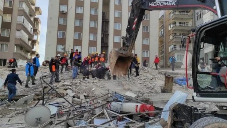 Derpemde ağı hasar alan bina çöktü... Yaralılar var