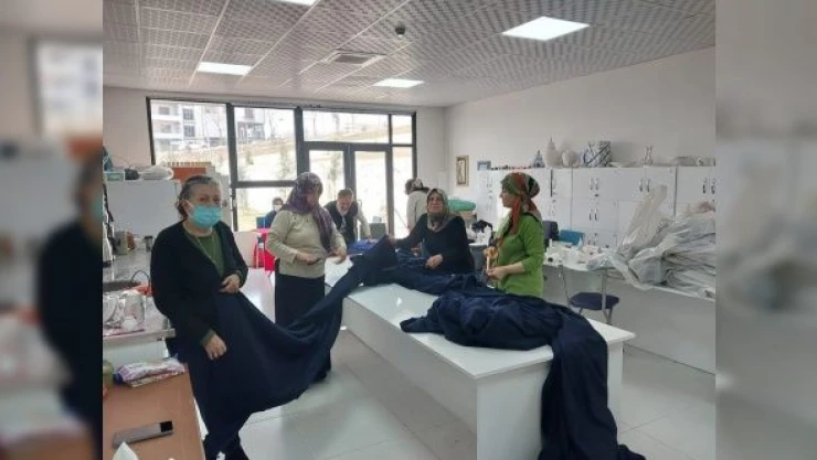 Elazığ'da hocalar ve öğrenciler depremzedeler için el ele verdi