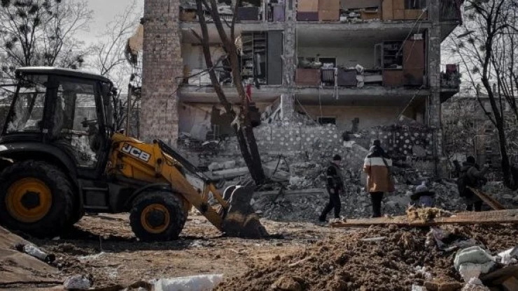 Enkaz altından erkek cesedi bulundu