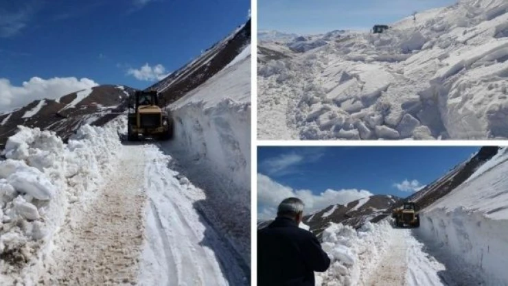 Van'da 5 metrelik karda yol açma çalışması