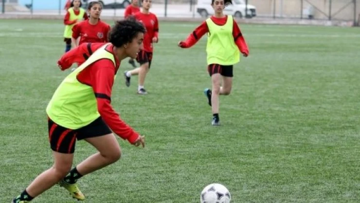Van Kadın Futbol takımı sahaya iniyor