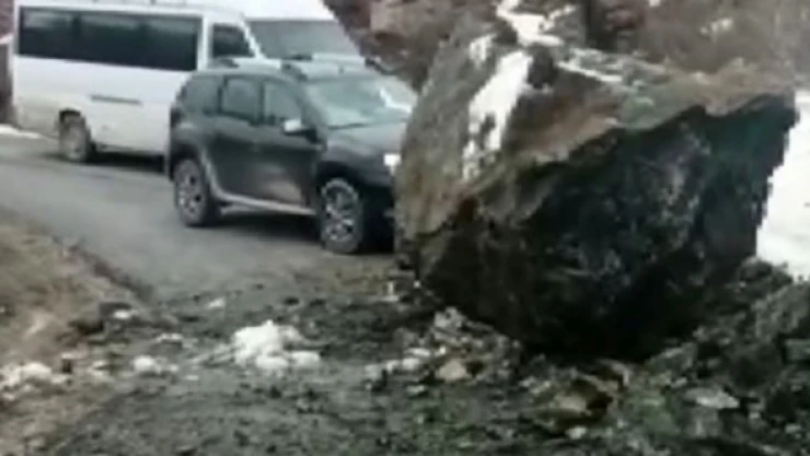 Yola düşen devasa kaya parçaları korkuttu