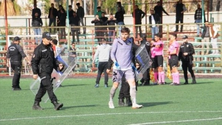 Böyle maç görülmedi! Teknik direktör rakip kaleciyi kovaladı