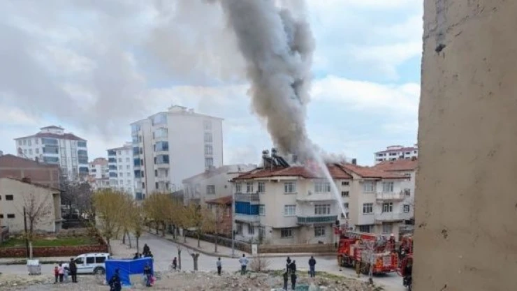 Elazığ'da çatı katında yangını!