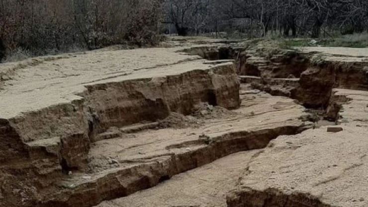 Elazığ'da köy yolu yarıldı!
