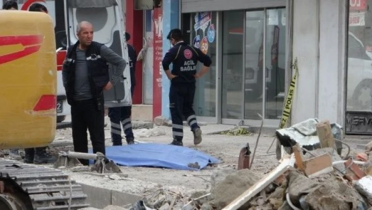 Enkaz altında erkek cesedi bulundu