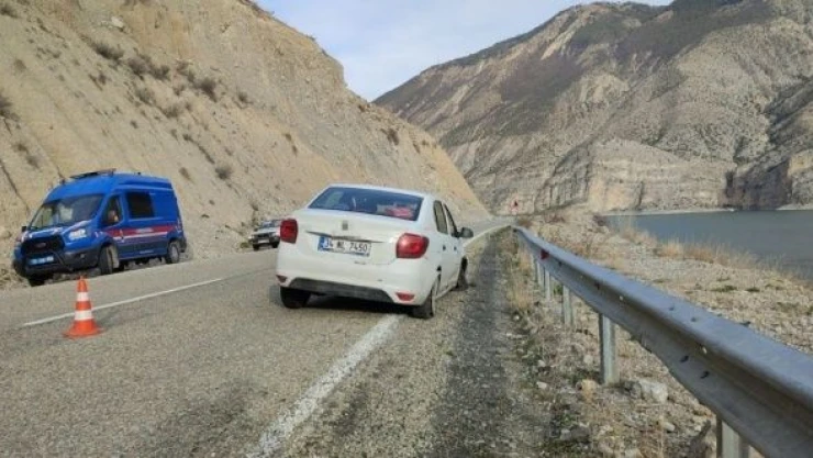 Otomobil göle uçmaktan son anda kurtuldu