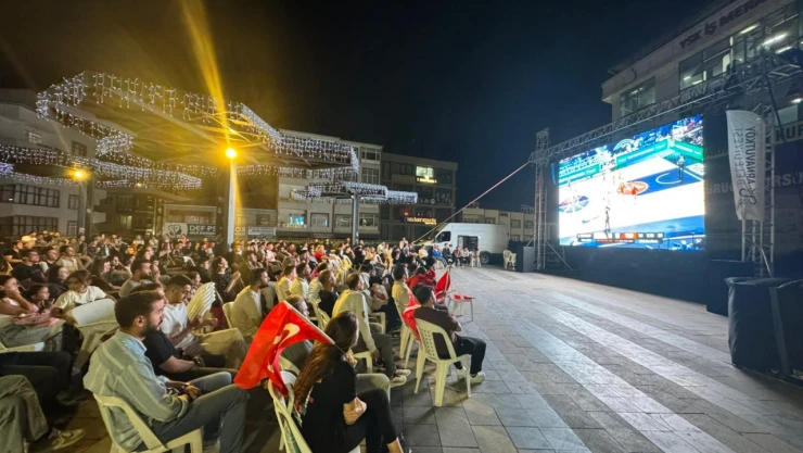 A Milli Basketbol Takımı, Yunanistan'ı 94-68 mağlup ederek adını finale yazdırdı