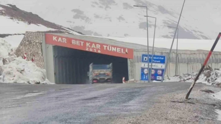 3 bin rakımlı Karabet Geçidi'nde kar etkili oluyor