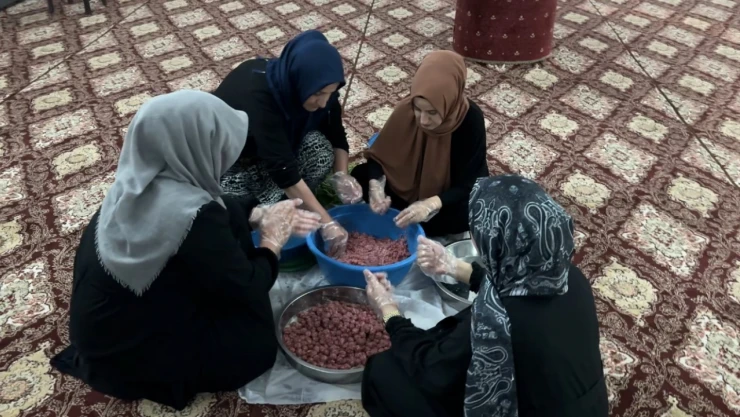 3 yıldır geleneği sürdürüyorlar: Bayram namazı öncesi ikramlık