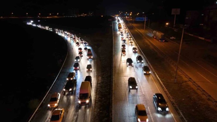 43 ilin geçiş güzergahında trafik yoğunluğu yeniden başladı: Trafik ekipleri teyakkuza geçti
