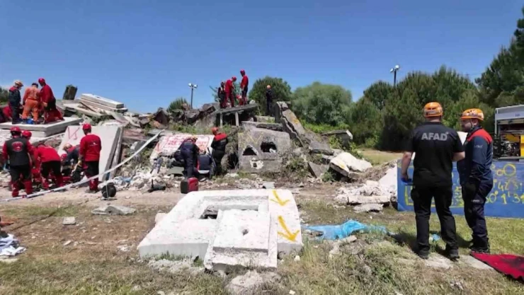7.2'lik deprem senaryosu: 13 ilden destek ekip geldi