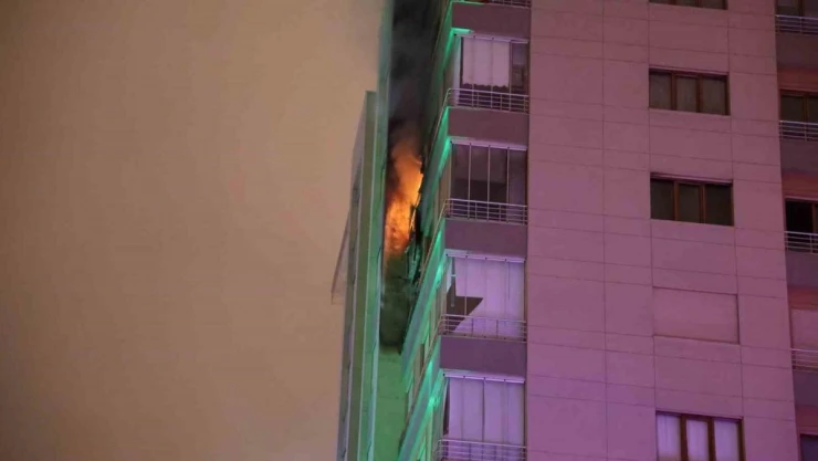 8. katta çıkan yangında alevler 9. kata sıçradı