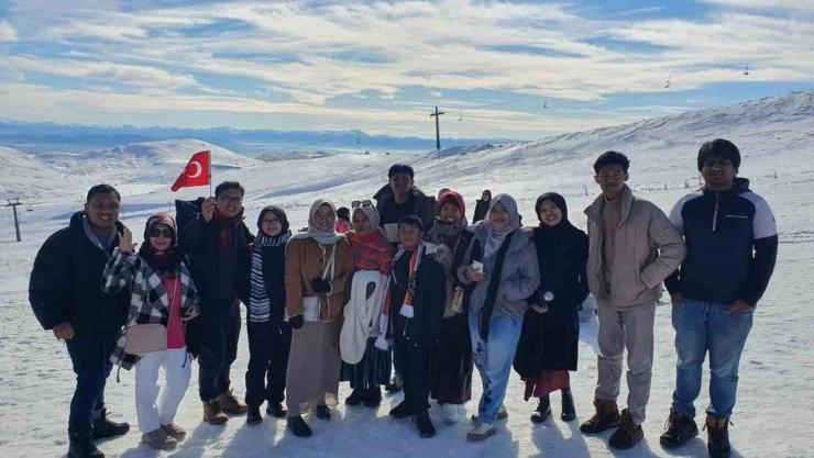 9 bin 87 kilometre uzaklıktan gelen Endonezyalı turistler Erciyes'e hayran kaldı