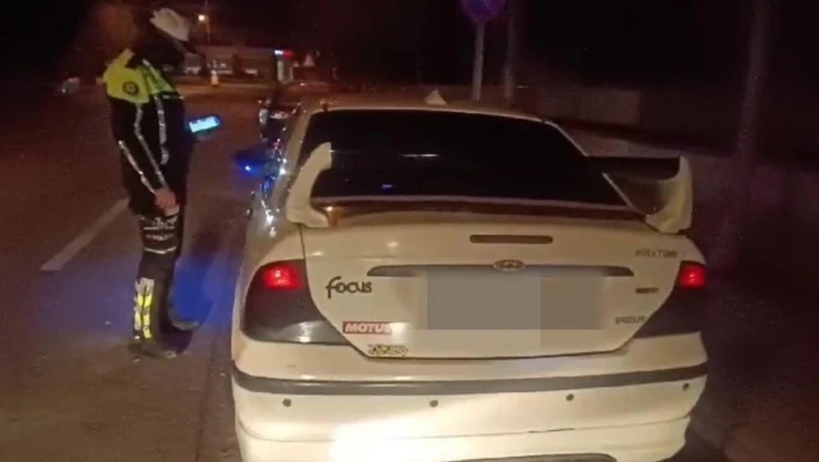 Abartı egzozlu ve hatalı park eden 215 araca 81 bin TL para cezası