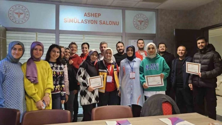 Acil sağlık çalışanlarına doğum vakalarına müdahale eğitimi