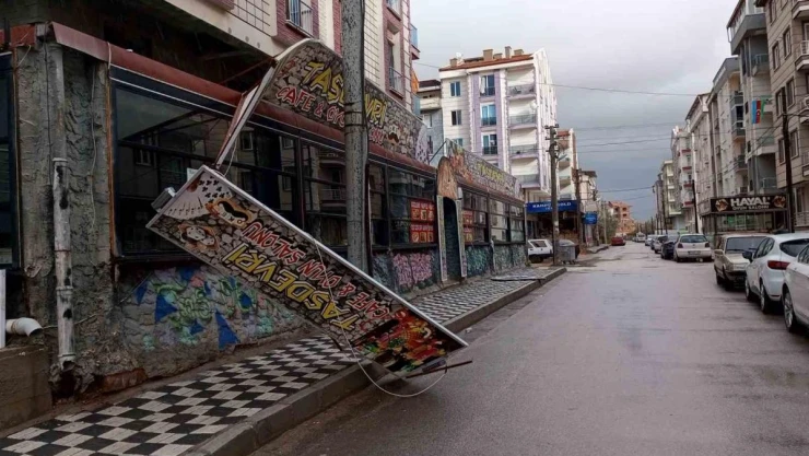 Afyonkarahisar'da fırtına hayatı olumsuz etkiledi