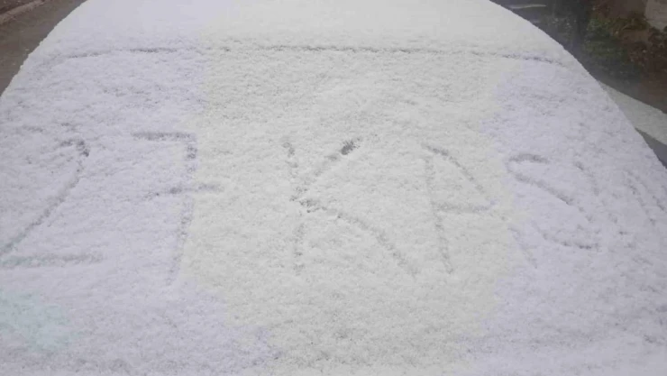 Afyonkarahisar'da kar yağışı etkili oldu