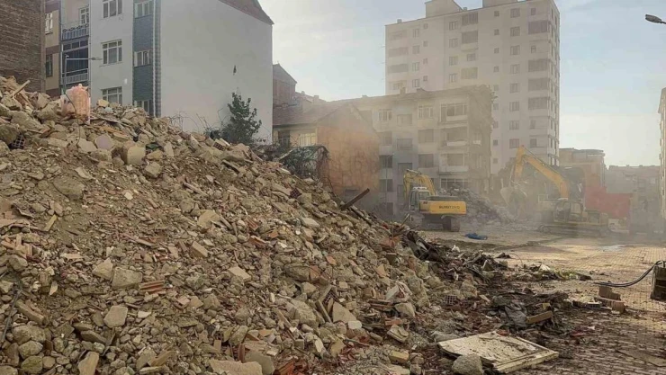 Ağır hasarlı bina ses dalgaları sonrası tek dokunuşla yıkıldı