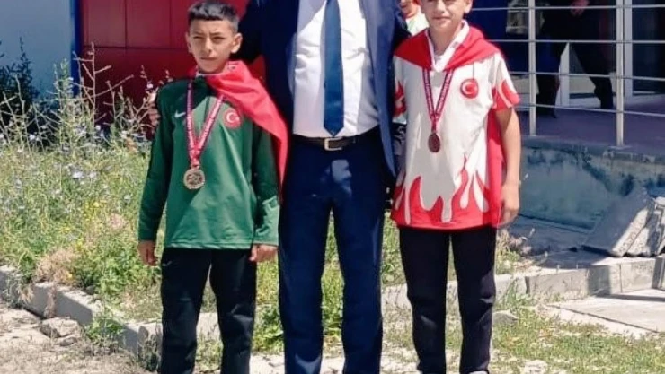 Ağrı'da genç güreşçilere coşkulu karşılama