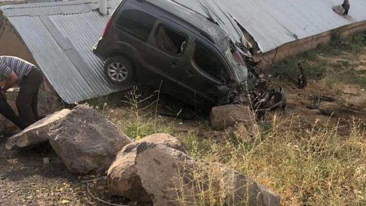 Ağrı'da hafif ticari araç şarampole yuvarlandı: 9 yaralı