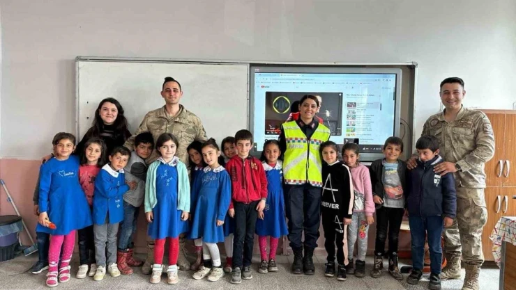 Ağrı'da jandarma ekipleri miniklere trafik kurallarını anlattı