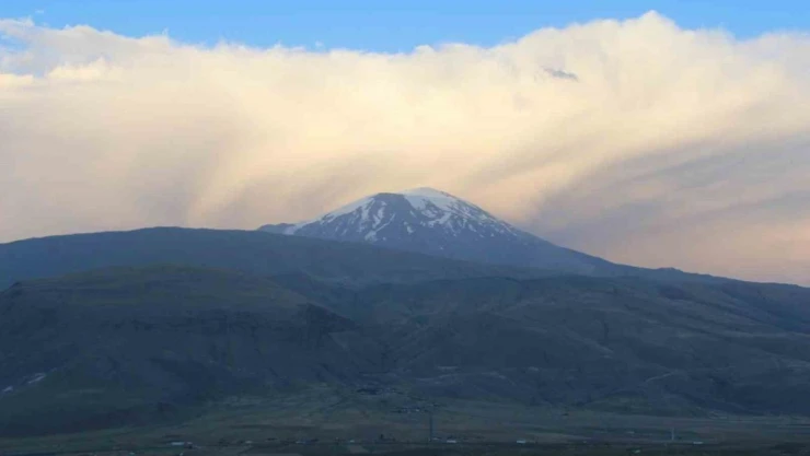 Ağrı Dağı erimeye devam ediyor