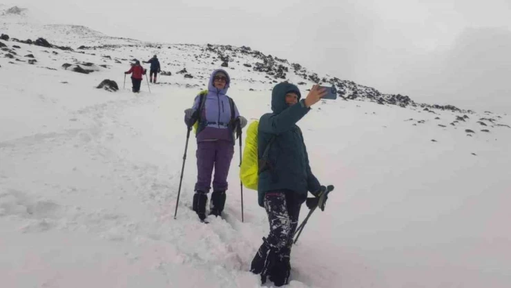 Ağrı Dağı kadın dağcılara geçit vermedi