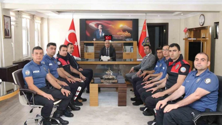 Ağrı İl Emniyet Müdürü İpar başarılı polisleri tebrik edip hediye takdim etti