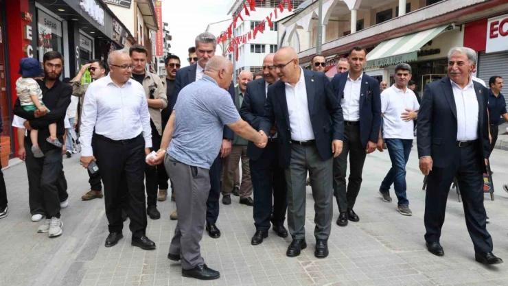 Ağrı Valisi Koç, esnaf ve vatandaşlarla 15 Temmuz'u andı